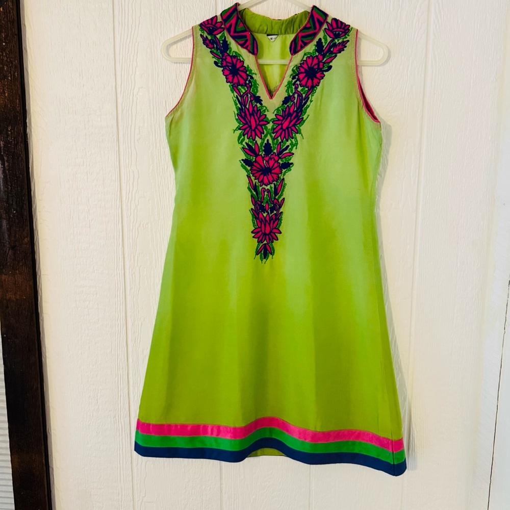 Embroidered Lime Green Shift Dress Medium Pink Floral Sleeveless Bold Preppy